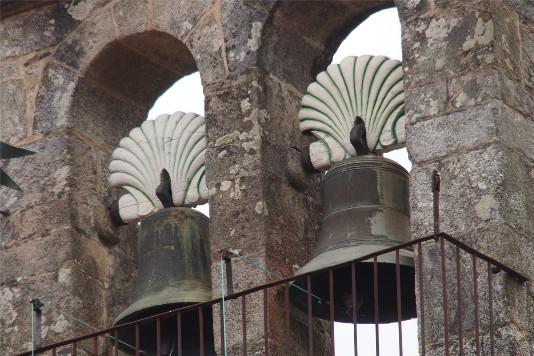 Glocken an der Kirche in Ponte Ulla